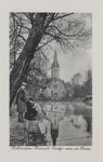 PBK-6196 Een visser vist onder belangstelling in de Schiedamsesingel. Op de achtergrond de Waalse kerk aan de ...