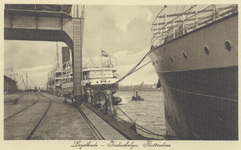 PBK-636 Schepen van de Indische Lijn aan de Lloydkade. Rechts een gedeelte van het in 1907 gebouwde stoomschip Kawi.