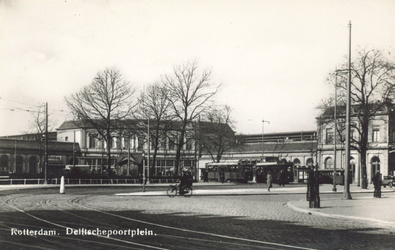 PBK-6586 Station Delftse Poort aan het Stationsplein, dit station lag iets ten noordoosten van het tegenwoordige ...