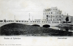 PBK-659 De Heemraadsbrug. Deze brug werd in 1903 gebouwd in de Mathenesserlaan over de Heemraadssingel. Rechts het ...