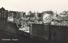 PBK-6732 Gezicht op de door het Duitse bombardement van 10 mei 1940 getroffen Steiger, met doorkijk naar rechts het ...