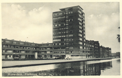 PBK-6837 De Rotterdamse Schie. Op de achtergrond de flat op het Ungerplein, uit het zuidoosten.