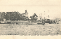 PBK-6880 Veerhaven en rechts de Nieuwe Maas. Op de achtergrond het museum voor Land- en Volkenkunde op de hoek van de ...