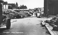 PBK-7200 Puinresten na het bombardement van 14 mei 1940. De Westewagenstraat met links op de achtergrond het stadhuis, ...