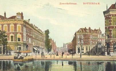 PBK-7661 De Zomerhofstraat en het Zomerhofplein uit het westen gezien, vanaf de Rotterdamse Schie, rechts de Bokelstraat.