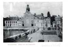 PBK-77 De oostzijde van de Aelbrechtskolk met de Nederlandse Hervormde Oude Kerk van Delfshaven.