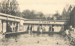 PBK-7766 De gemeentelijke zweminrichting op nummer 173-175, aan de Baan. Het zwembad bleef tot 1931 in gebruik.
