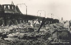 PBK-7802 De door het Duitse bombardement van 14 mei 1940 getroffen Binnenrotte. Links de Grote Kerk en het ...