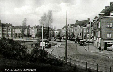 PBK-8143 P.C. Hooftplein. ter hoogte van de tram is rechts de Da Costastraat. Links de hoek met de Bilderdijkstraat. In ...