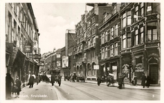 PBK-8156 Kruiskade vanuit het westen. Rechts, tussen de Lijnbaanstraat en de Nieuwe Kerkstraat, winkelpanden, hotel ...