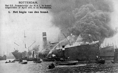 PBK-8828 Begin van de brand aan boord van het schip de Sommelsdijk van de Holland-Amerika Lijn op 21 april 1910 in de ...