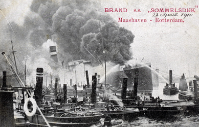PBK-8829 De brand van het schip de Sommelsdijk van de Holland-Amerika Lijn. De brand begon op 21 april in de Maashaven.