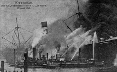 PBK-8830 Het schip Sommelsdijk van de Holland-Amerika Lijn in brand