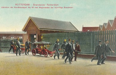 PBK-8833 Rotterdam. Brandweer Rotterdam. Uitrukken der Handbrandspuit No. 48 met Wagenladder der Vrijwillige Brandweer.