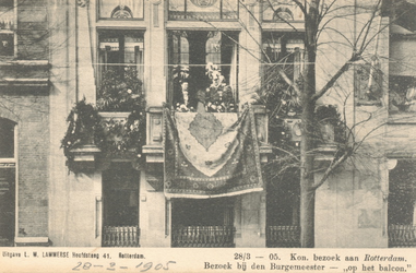 PBK-9007 Koningin Wilhelmina en Prins Hendrik op het balkon van de burgemeesterswoning van F.B. s'Jacob aan de ...