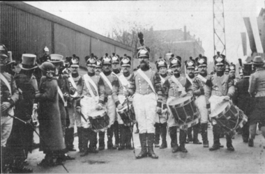 PBK-9028 17 november 1913Eeuwfeest van het herstel van Nederlands onafhankelijkheid. Op de prentbriefkaart: een groep ...