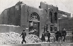 PBK-934 Puinresten na het bombardement van 14 mei 1940. Het gebouw van het Rijks Entrepôt aan de Boompjes. Rechts de ...