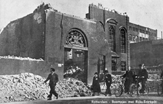 PBK-934 Puinresten na het bombardement van 14 mei 1940. Het gebouw van het Rijks Entrepôt aan de Boompjes. Rechts de ...