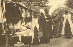 PBK-9582 Diverse vrouwen bij een kledingstand op de markt. 