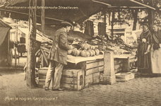 PBK-9590 Een marktkoopman biedt enkele vrouwen zijn kanteloup meloenen te koop aan.