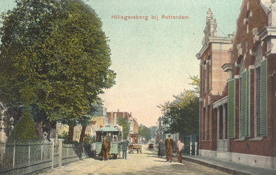 PBK-9665 Bergse Dorpsstraat, vanuit het zuiden, rechts op de voorgrond de openbare school, naast de paardentram de ...