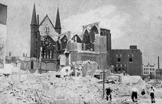 PBK-978 Puinresten na het bombardement van 14 mei 1940.De Bosjeskerk aan het Boschje uit het zuidoosten gezien.