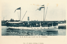 PBK-9991 Koningin Wilhelmina met koningin-moeder Emma aan boord van de Columbus op 9 juni 1899.