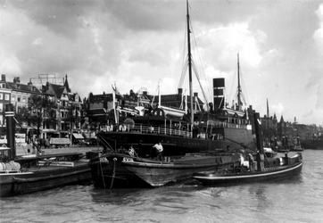 VII-354-00-00-01-03 Het schip de Batavier II op de Nieuwe Maas bij de Boompjes.