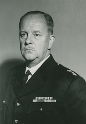 P-006220 Portret van Henricus Lieftinck, chef Korps Mariniers, draagt per 1 juli 1960 het commando over aan generaal ...