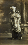 P-020653 Portret van de modiste Bets Horneman in bal-masqué kostuum.Tevens was zij eigenares van de hoedenzaak Maison ...