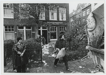 2003-219-1-153-A Medewerkers van de Roteb verwijderen grote hoeveelheden huisvuil uit een woning in de Aleidisstraat.
