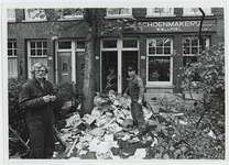 2003-219-1-153-D Medewerkers van de Roteb voor een grote hoeveelheden huisvuil uit een woning in de Aleidisstraat.