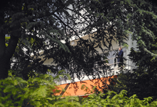 2012-22 Man staat in badjas op zijn balkon wooncomplex De Eendracht in de wijk Blijdorp. De foto is gemaakt in opdracht ...