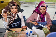 2012-47 Twee meisjes snijden groenten. Kleine serie over jongerencultuur en de multiculturele samenleving. De foto is ...