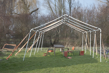 2013-27 Frame van een tent met een tafel en omgevallen stoelen. De foto is gemaakt in opdracht van De Kracht van ...