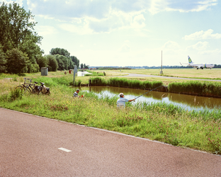 2014-14 Vissers langs een vaart bij de landingsbaan van luchthaven Rotterdam The Hague Airport. De foto is gemaakt in ...