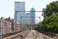2014-19 Man loopt over viaduct van de voormalige Hofpleinlijn richting het zuiden. De foto is gemaakt in opdracht van ...