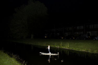 2014-21 Pop op surfplank in een singel. De foto is gemaakt in opdracht van De Kracht van Rotterdam (DKVR).