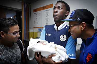 2014-29 Drie ontroerde mannen met een pasgeboren baby in het Maasstad Ziekenhuis. De foto is gemaakt in opdracht van De ...
