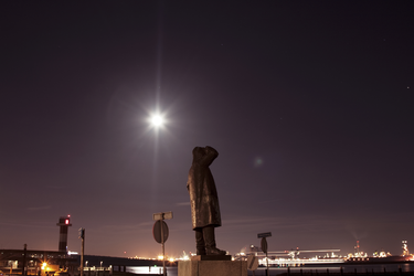 2014-33 Nachtopname van beeld De Redder in Hoek van Holland van kunstenares Elize de Ridder. Het beeld is gewijd aan ...