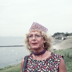 2014-35 Transgender Cisca loopt haar dagelijkse ronde door Hoek van Holland. De foto is gemaakt in opdracht van De ...