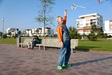 2014-40 Man met vlieger op de boulevard van Nesselande. De foto is gemaakt in opdracht van De Kracht van Rotterdam (DKVR).