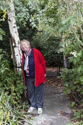2015-10 Vrouw bij een boom in haar tuin in wijk De Wielewaal. De foto is gemaakt in opdracht van De Kracht van ...