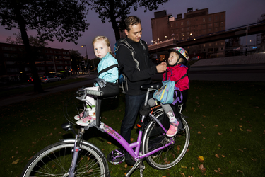 2015-14 Man met jonge kinderen op de fiets. Uit een serie van vier foto's over de multiculturele samenleving in de wijk ...