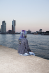 2015-24 Jennifer, met paarsblauw haar, zit aan de oever van de Nieuwe Maas. De foto is gemaakt in opdracht van De ...