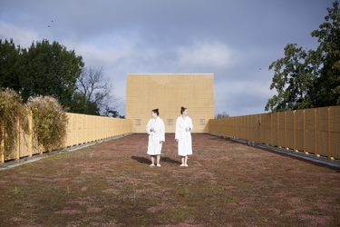 2015-34 Twee jonge vrouwen in witte badjas. De foto is gemaakt in opdracht van De Kracht van Rotterdam (DKVR).