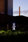 2015-36 Man in witte jas en een lamp op zijn hoofd. De foto is gemaakt in opdracht van De Kracht van Rotterdam (DKVR).