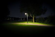 2016-45 Nachtopname van een lantarenpaal in een park. De foto is gemaakt in opdracht van De Kracht van Rotterdam (DKVR).