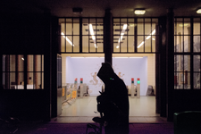 2017-21 Silhouet van persoon bij de ingang van een gebouw. De foto is gemaakt in opdracht van De Kracht van Rotterdam (DKVR).