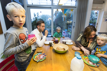 2017-5 Gezin uit Overschie met drie jonge kinderen aan de ontbijttafel. De foto is gemaakt in opdracht van De Kracht ...